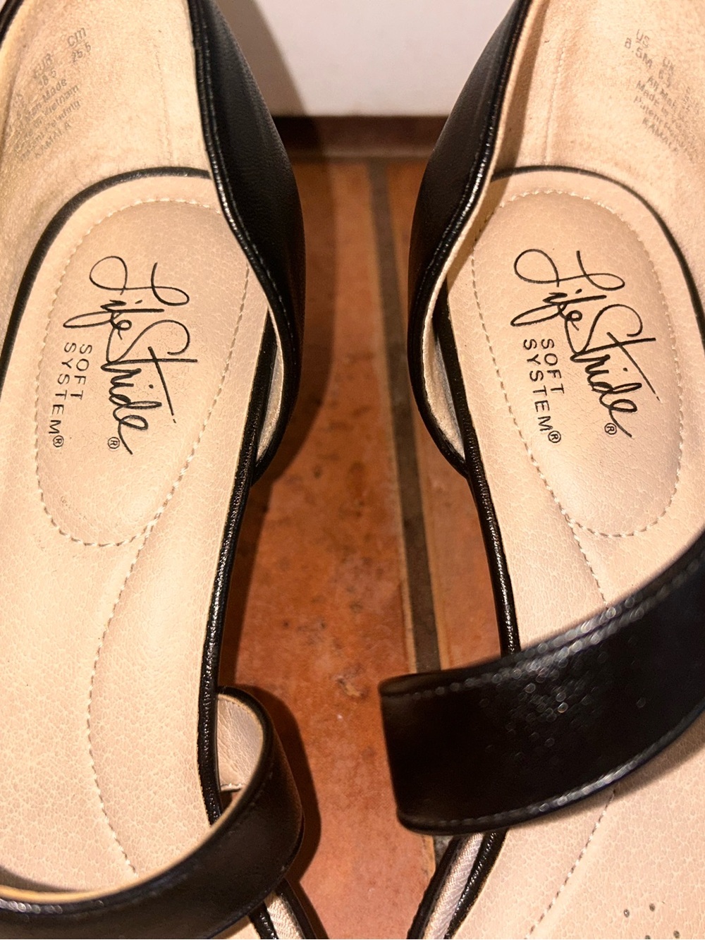 Comfortable Black 8.5 Pointed Toe Criss-Cross Strap Heels (Excellent Condition) - Picture 4 of 13